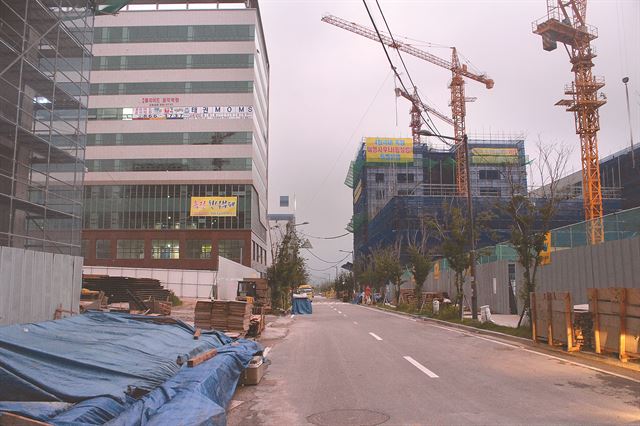 8일 저녁 무렵 경기 양주신도시의 중상업지역. 공사용 자재가 도로와 인도 이곳저곳에 어지럽게 널려 있다.