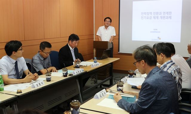 충남연구원이 최근 개최한 '공정한 전기요금제 개편방안 세미나'에서는 발전지와 소비지를 구분하여 요금을 차등 부과해야 한다는 주장이 제기됐다. 충남도 제공