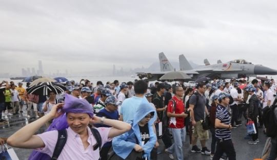 중국 최초의 항공모함인 랴오닝함 선상에 오른 홍콩시민들. SCMP 홈페이지 캡처