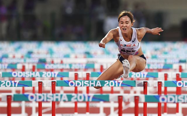 정혜림이 8일 인도에서 열린 아시아육상선수권 여자 100m 허들에서 역동적인 동작으로 레이스를 펼치고 있다. 부바네스와르(인도)=AFP 연합뉴스