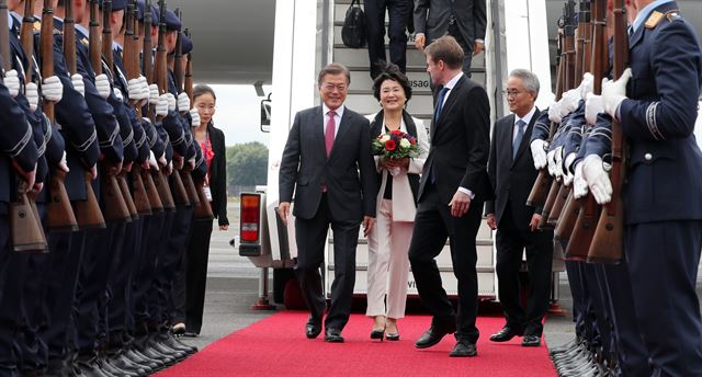 G20 정상회의 참석 등을 위해 독일을 방문한 문재인 대통령과 부인 김정숙 여사가 지난 5일 오전 베를린 테겔 공항에 도착해 이경수 주 독일대사, 폰 슈트라우젠부르크 의전 차장 등 마중 나온 인사들의 영접을 받으며 사열받고 있다. 베를린=연합뉴스