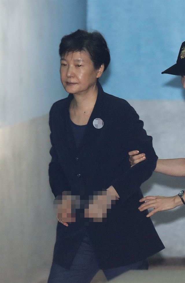 박근혜 전 대통령이 지난달 30일 법정에 나오는 모습. 연합뉴스