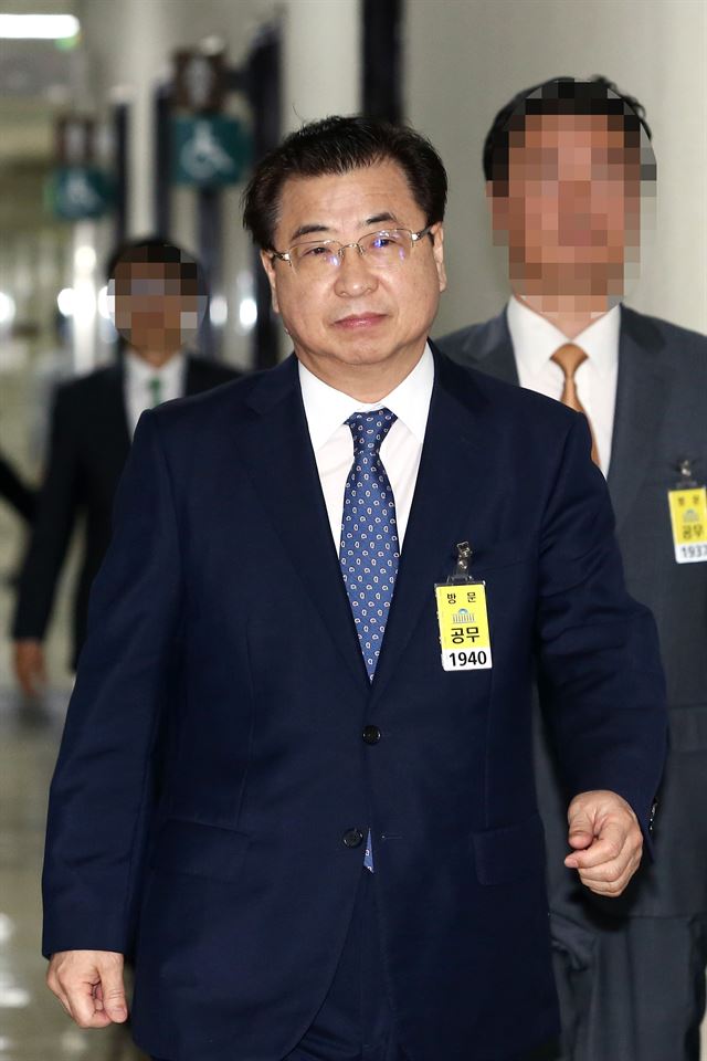 서훈 국가정보원장이 11일 오전 국회 정보위원회 전체회의에 출석하고 있다. 오대근기자