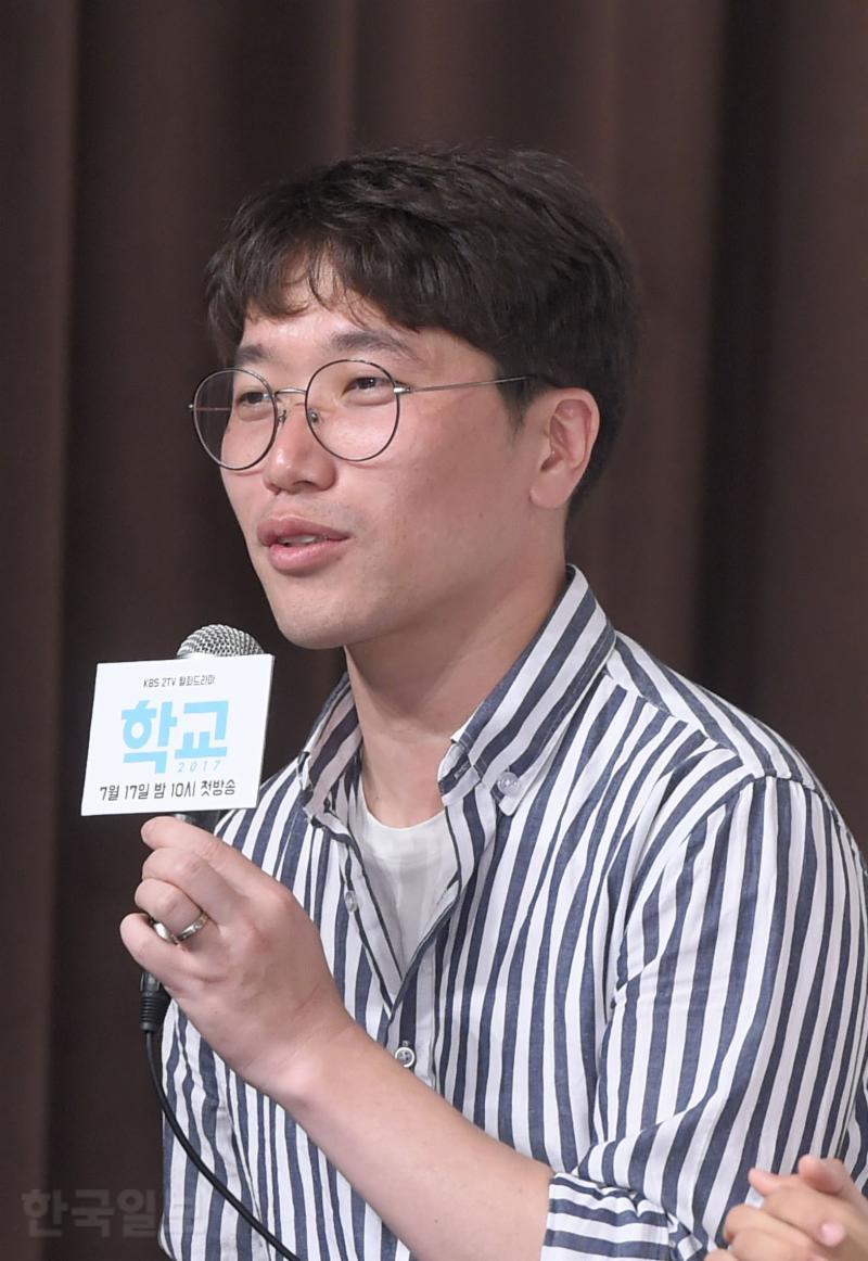 박진석PD가 11일 오후 서울 영등포 타임스퀘어 아모리스홀에서 열린 KBS2TV 새 월화드라마 '학교2017' 제작발표회에 참석해 인사를 하고 있다. 이지숙 기자