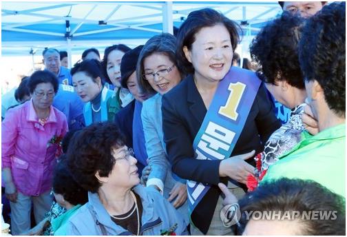 지난 5월 7일 전남 나주시 봉화면사무소에서 열린 경로잔치를 찾아 인사하는 김정숙 여사. 연합뉴스