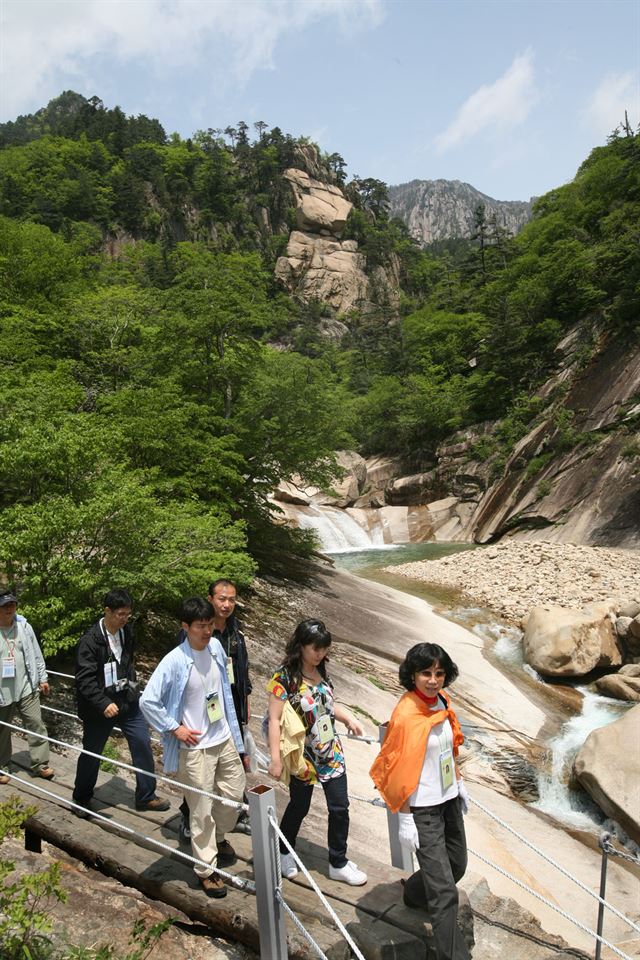 2007년 5월 28일 북한 금강산 내금강 시범관광에 참가한 남측 관광객들이 만폭동 계곡의 진주담 일대를 둘러보고 있다. 한국일보 자료사진