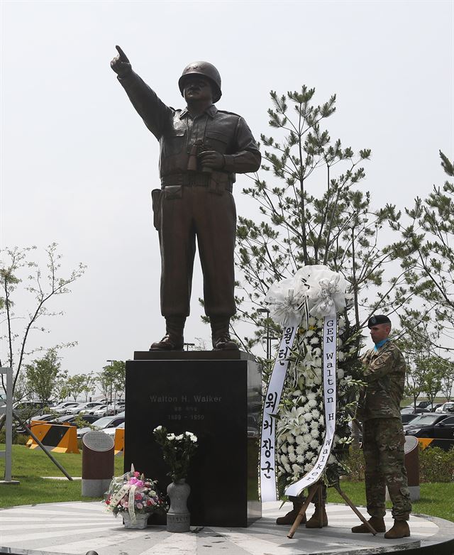 11일 오전 경기도 평택시 캠프 험프리스에서 열린 미8군 사령부 신청사 개관식에서 워커 장군 동상 제막식이 진행되고 있다. 2017.7.11 평택=연합뉴스