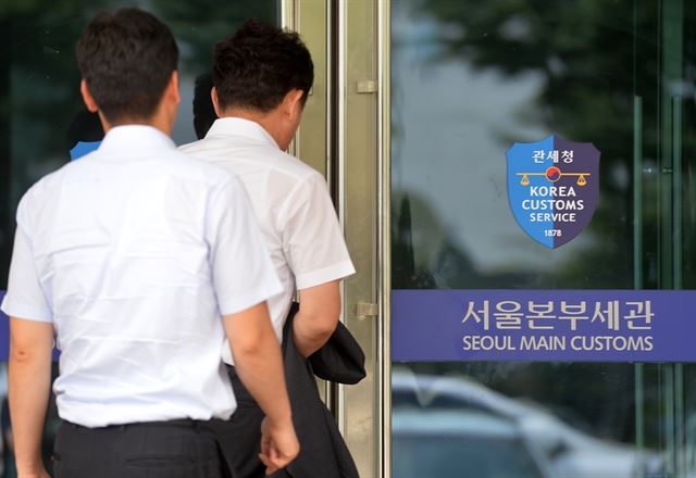 서울 시내 신규면세점 선정 과정에서 한화면세점 등의 특허 심사가 조작된 것으로 드러나 면세점 업계에 후폭풍이 일 것으로 예상된다. 뉴스1