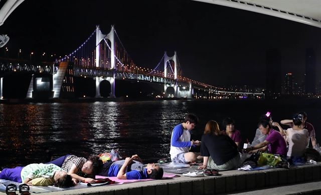 남부지역에 장마가 소강상태를 보인 9일 오후 부산 수영구 민락수변공원에서 시민들이 더위를 식히고 있다. 부산은 최저기온이 24도를 넘어 열대야(25도 이상) 비슷한 현상이 나타나고 있다. 부산=연합뉴스