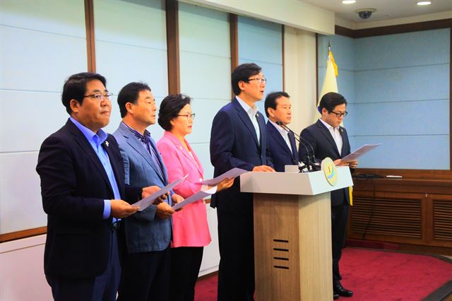 강원도의회 재정정책연구회는 “여러 가지 문제점이 드러난 강원상품권 사업을 전면 재검토하라”고 강원도에 촉구했다.