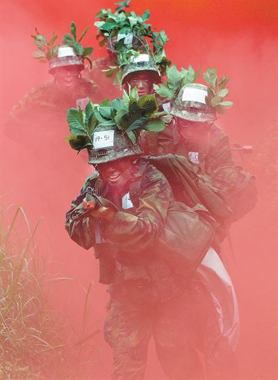 학군사관후보생(ROTC)들이 충북 괴산군 육군학생군사학교에서 하계입영 훈련을 하고 있다.후보생들이 폭염속에 연막탄을 뚫고 분소대 공격훈련을 하고 있다.