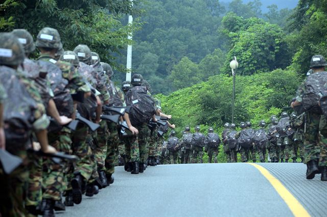 폭염속에 11일 충북 괴산 육군학생군사학교 하계입영훈련에서 학군사관후보생(ROTC)들이 군장을 한 채 행군훈련을 하고 있다.배우한 기자