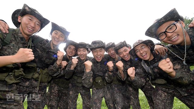 폭염속에 11일 충북 괴산 육군학생군사학교 하계입영훈련에서 학군사관후보생(ROTC)들이 기본전투 훈련 마친 후 파이팅을 외치고 있다.배우한 기자