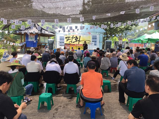 12일 경북 성주군 소성리 마을회관 앞 공터에서 사드철회 투쟁위원회 소속 주민들과 원불교 신자들이 ‘사드 반대’ 자유발언을 듣고 있다. 김재현기자 k-jeahyun@hankookilbo.com