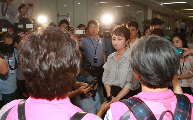 이언주 국민의당 원내수석부대표(가운데)가 11일 오후 국회 정론관 앞에서 다음 기자회견 차례인 학교비정규직노조 관계자들을 만나 자신의 파업노동자 발언 관련 항의를 받고 있다. 연합뉴스