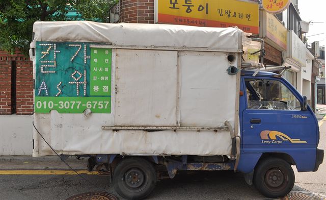 강남구 일대를 돌며 칼과 가위를 연마하는 천귀태씨의 이동식 점포.