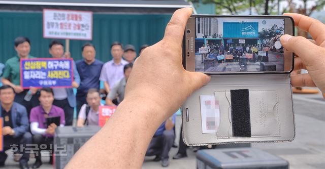 [저작권 한국일보] 한국프로사진협회 회원들이 13일 서울 세종대로 광화문1번가 국민인수위원회 앞에서 정부의 '이력서 사진 부착 금지' 철회 촉구 기자회견을 마치고 기념촬영을 하고 있다. 2017.7.13 / 류효진기자 /2017-07-13(한국일보)