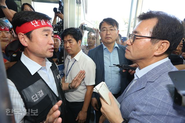 [저작권 한국일보] 13일 오후 신고리 5·6호기 공사 중단을 결정할 이사회가 열리는 한수원 경주 본사 입구에서 조성희(오른쪽) 이사회 의장과 김병기 노조위원장이 이야기를 나누고 있다. 경주=전혜원 기자