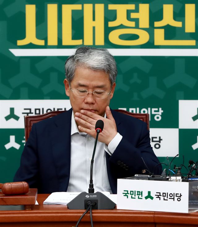 김동철 국민의당 원내대표가 13일 국회에서 열린 원내정책회의에 참석해 생각에 잠겨 있다. 연합뉴스