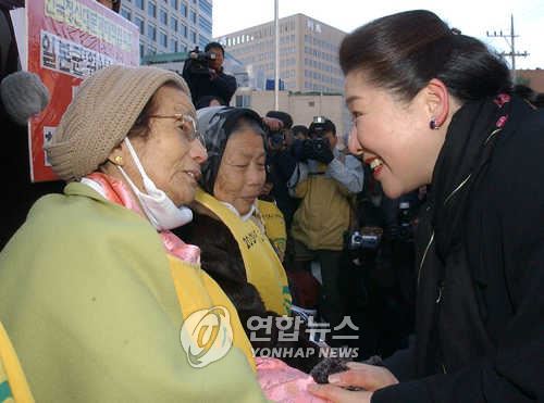 위안부 피해자 할머니들과 인사하는 오카자키 도미코 전 의원. 연합뉴스 자료사진