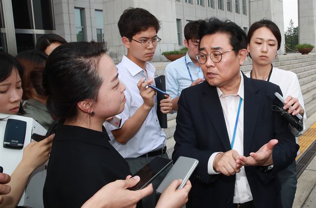 전병헌 청와대 정무수석이 13일 오후 국회를 찾아 여야 지도부를 만난 뒤 떠나며 취재진의 질문에 답하고 있다. 연합뉴스