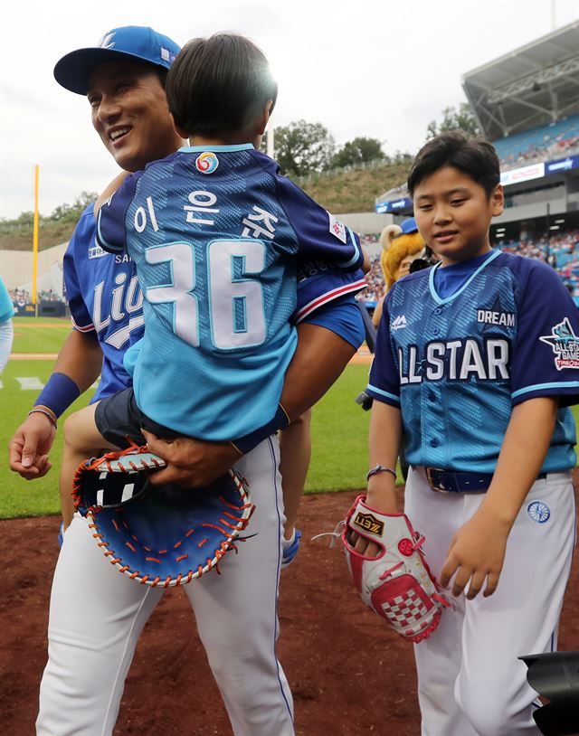 이승엽이 경기 전 두 아들과 시구를 마친 뒤 그라운드를 나가고 있다. 대구=연합뉴스