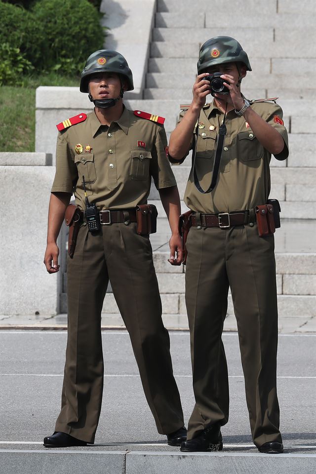 북한 경비병들이 15일 판문점을 방문한 송영무 국방부 장관 일행을 촬영하고 있다. 연합뉴스