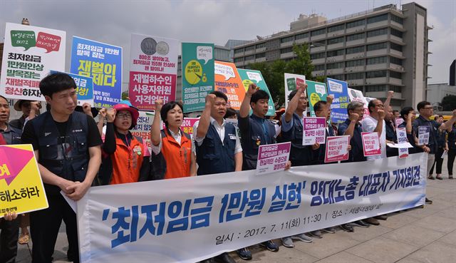 [저작권 한국일보] 민주노총과 한국노총 노조원들이 11일 오전 서울 광화문광장 세종대왕상 앞에서 기자회견을 열고 최저임금 1만원 실현 등을 촉구하고 있다. 2017.07.11./ 류효진기자