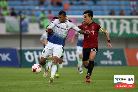 전북 현대 로페즈(왼쪽)가 16일 상주 상무와 프로축구 K리그 클래식(1부) 원정에서 드리블을 하고 있다. 로페즈는 18초 만에 골을 터뜨리며 클래식 최단기간 득점 2위를 기록했다. 전북이 3-1로 이겼다. 프로축구연맹 제공