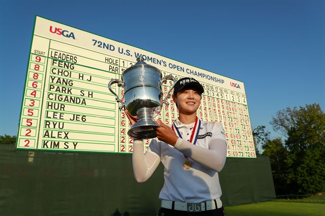 2017 US여자오픈 챔피언 박성현이 우승컵을 들고 기뻐하고 있다. USGA 제공