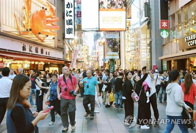 외국인으로 붐비는 오사카 도톤보리 [기사 내용과 직접 관계 없음] [교도=연합뉴스 자료사진]