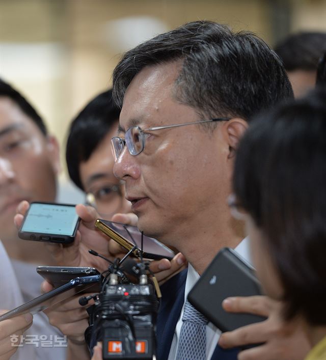 우병우 전 청와대 민정수석이 17일 오전 서초구 서울중앙지법에서 열린 직권남용 등에 관련한 공판에 출석하며 기자들의 질문에 답 하고 있다. 신상순 선임기자