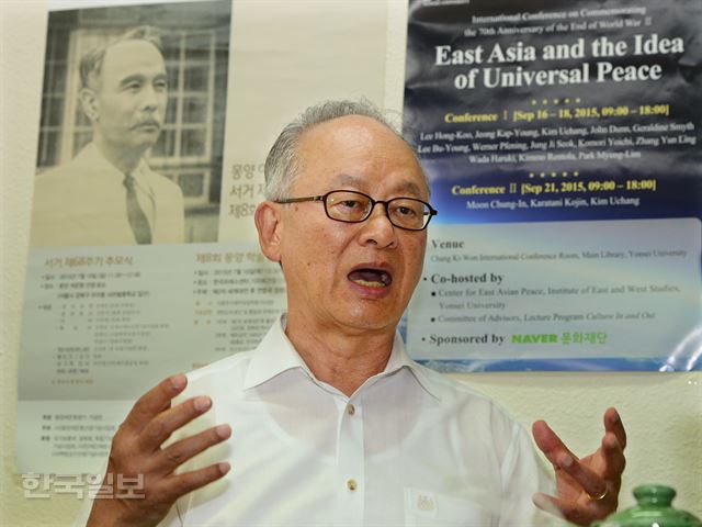 이부영 몽양여운형선생기념사업회 이사장이 16일 서울 종로구 동아시아평화회의 준비위원회 사무실에서 본보와 인터뷰를 하고 있다. 그는 "남북 기득권 체제를 끝내고 남북 화해 공존의 길로 나아가려면 몽양의 리더십이 필요하다"고 역설했다. 오대근 기자