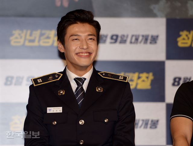 배우 강하늘이 17일 오전 서울 광진구의 한 멀티플렉스에서 열린 영화 '청년경찰' 제작보고회에서 활짝 웃고 있다. 최지이 인턴기자