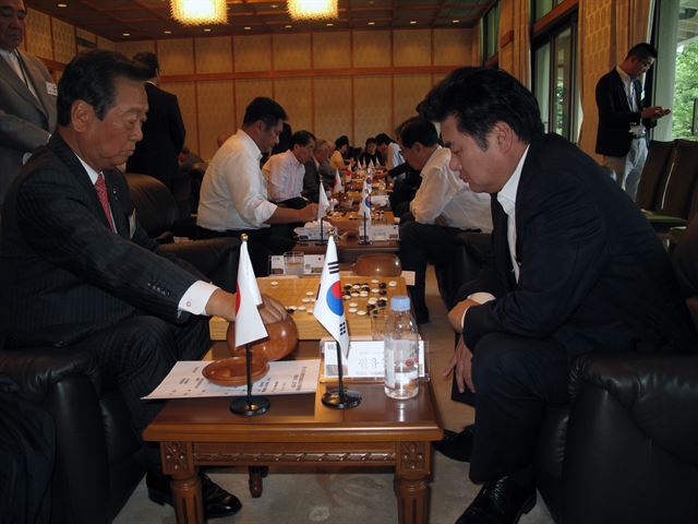 원유철(오른쪽) 의원이 오자와 이치로 의원과 대결을 벌이고 있다. 한국기원 제공