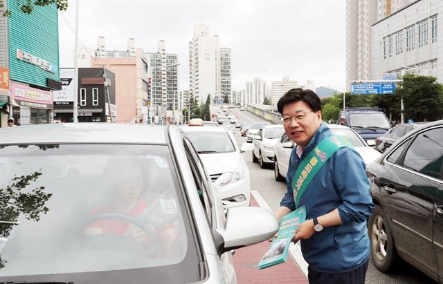 권선택 대전시장이 17일 폐쇄후 지하차도 공사에 들어가는 홍도과선교 인근에서 시민들에게 우회도로 이용 등을 당부하는 전단지를 나눠주며 홍보활동을 벌이고 있다. 대전시 제공