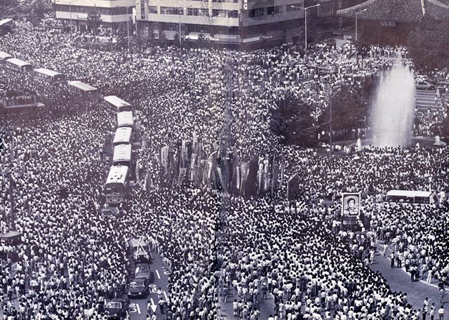 1987년 7월 9일, 6월 민주항쟁 당시 전투경찰이 쏜 최루탄에 맞아 사망한 연세대학교 학생 이한열군의 영결식이 서울 시청 앞에서 열렸다. 당시 100만명 추모인파가 몰렸고 분노한 시민들은 군부독재타도를 외치며 격렬한 시위를 벌였다. 한국일보 DB