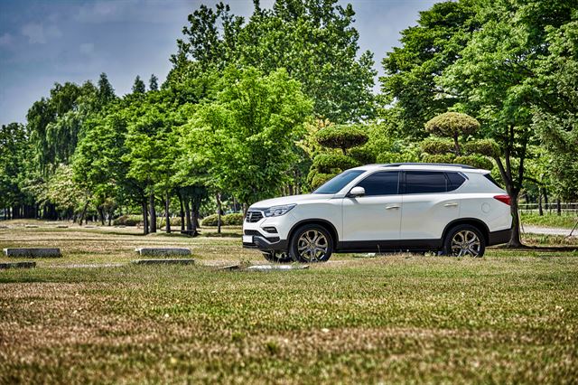 옆에서 바라보면 동사의 소형 SUV 티볼리가 연상된다.