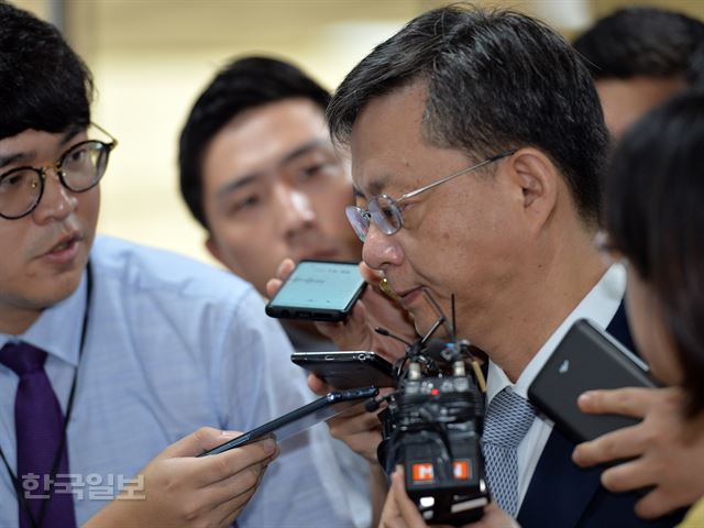 우병우 전 청와대 민정수석이 17일 서울중앙지법에서 열린 재판에 출석하며 취재진의 질문을 받고 있다. 신상순 선임기자