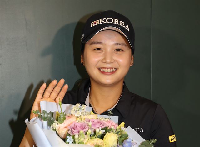 미국여자프로골프(LPGA) 투어 US여자오픈 2위를 차지한 최혜진이 18일 새벽 인천공항을 통해 귀국, 환영꽃다발을 받고 활짝 웃고 있다. 영종도=연합뉴스