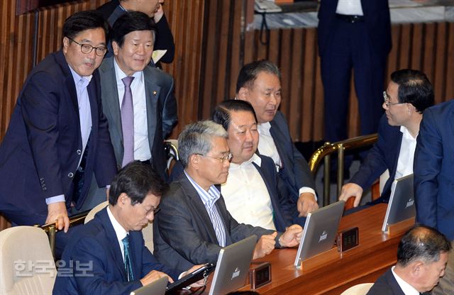 더불어민주당 우원식(왼쪽) 원내대표가 18일 오후 국회 본회의에 참석해 국민의당 김동철 원내대표.박주선 비대위원장을 찾아 논의를 위해 국민의당 자리에 있다. 배우한 기자