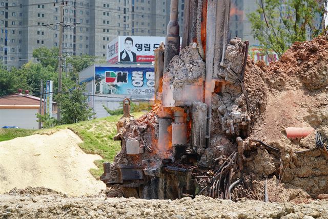 19일 낮 경북 포항시 대잠동 폐철도공원화 공사 현장. 지난 3월8일 지하수 굴착 도중 분출한 천연가스에 붙은 불이 134일째 타오르고 있다. 김정혜기자 kjh@hankookilbo.com