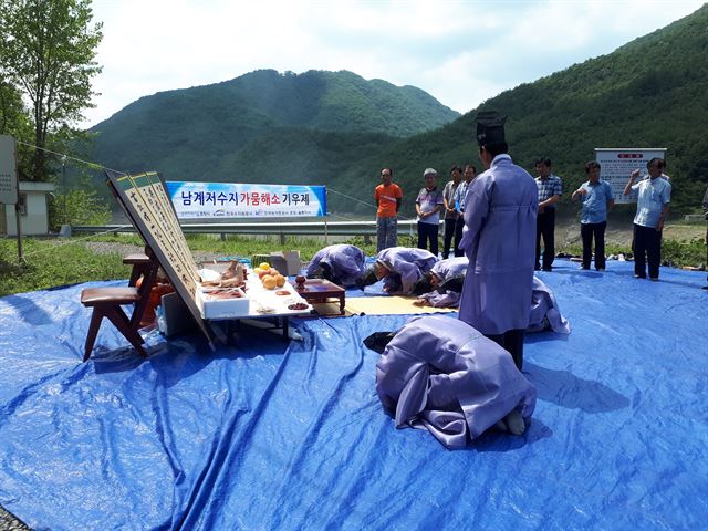 경북 포항지역에 가뭄이 계속되면서 19일 오후 2시 북구 기계면 남계저수지에서 손창호 기계면장과 한창화 경북도의원, 정수화 포항시의원, 기계 지역 이장들이 기우제를 지내고 있다. 포항시 제공