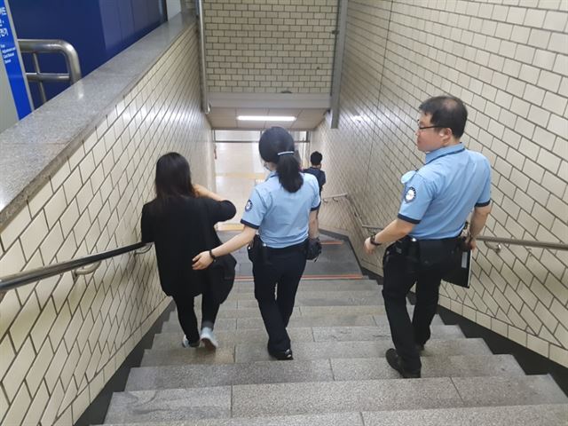 13일 오후 서울 지하철 2호선 차량을 순찰 중이던 김성태 보안관과 이주연 보안관이 지하철 차량 바닥에 쓰러졌던 여성 취객을 응대하며 귀가조치 하고 있다. 정반석 기자