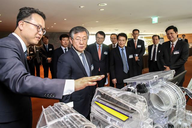 지난달 경기 화성시 롤링 힐스 호텔에서 열린 '현대기아차 2017 상반기 R&D 협력사 테크데이'에서 현대기아차 임직원들과 협력사 관계자들이 연구개발 우수 협력사 '한온시스템'의 전시품들을 살펴보고 있다. 현대차 제공