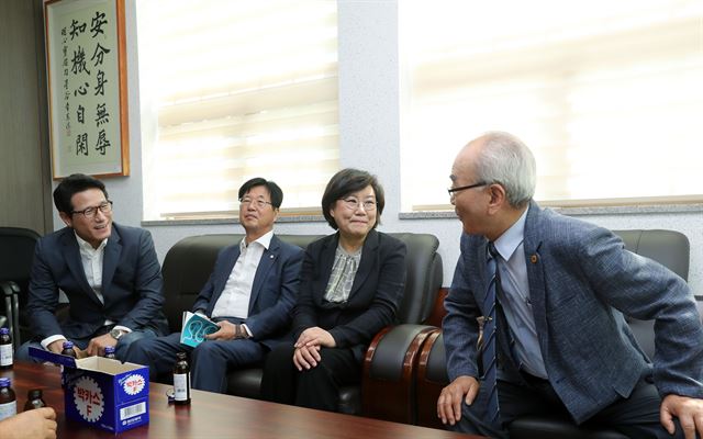 바른정당의 이혜훈(오른쪽 두번째) 대표와 정병국(맨 왼쪽) 전 대표가 20일 경북 영천시 창구동 영천향교국학학원을 찾아 지역 유림과 인사하고 있다. 연합뉴스