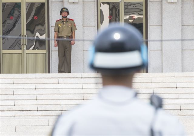 우리 정부가 제안한 군사회담 개최일을 이틀 앞둔 19일 경기 파주시 판문점에서 우리 군과 북한 경비병이 경계 근무를 서고 있다. 판문점=연합뉴스