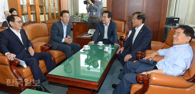 19일 오전 국회 예결위원장실에서 여야 예결위 간사들이 회동을 갖고 있다. 왼쪽부터 자유한국당 김도읍·바른정당 홍철호 의원, 백재현 위원장, 더불어민주당 윤후덕·국민의당 황주홍 의원. 오대근기자