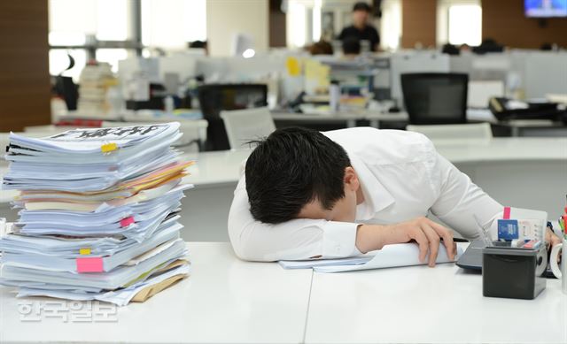 한국의 노동자들이 세계 최장시간 노동에 시달리는 근원적 이유 중 하나는 마구잡이 식으로 부여되는 과도한 업무량이다. 직무에 대한 명확한 분석과 기술이 부재하기 때문에 적정 업무량이라는 개념 자체가 없고, 노동자는 2~3인분의 일을 홀로 떠안아야 한다. 신상순 선임기자 ssshin@hankookilbo.com