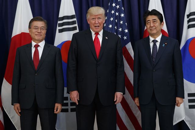 독일, G20정상회의 개막을 하루 앞둔 지난 6일 함부르크의 미국 영사관에서 문재인 대통령(왼쪽부터), 도널드 트럼프 미 대통령, 아베 신조 일본 대통령이 만찬 회동을 가졌다. AP=연합뉴스